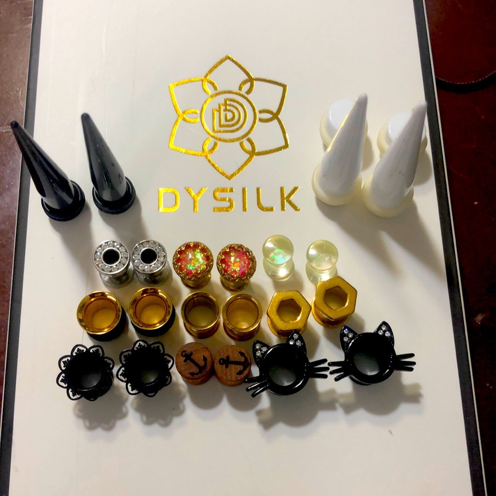 Assorted plugs and tunnels size 4-0g (6mm-10mm)